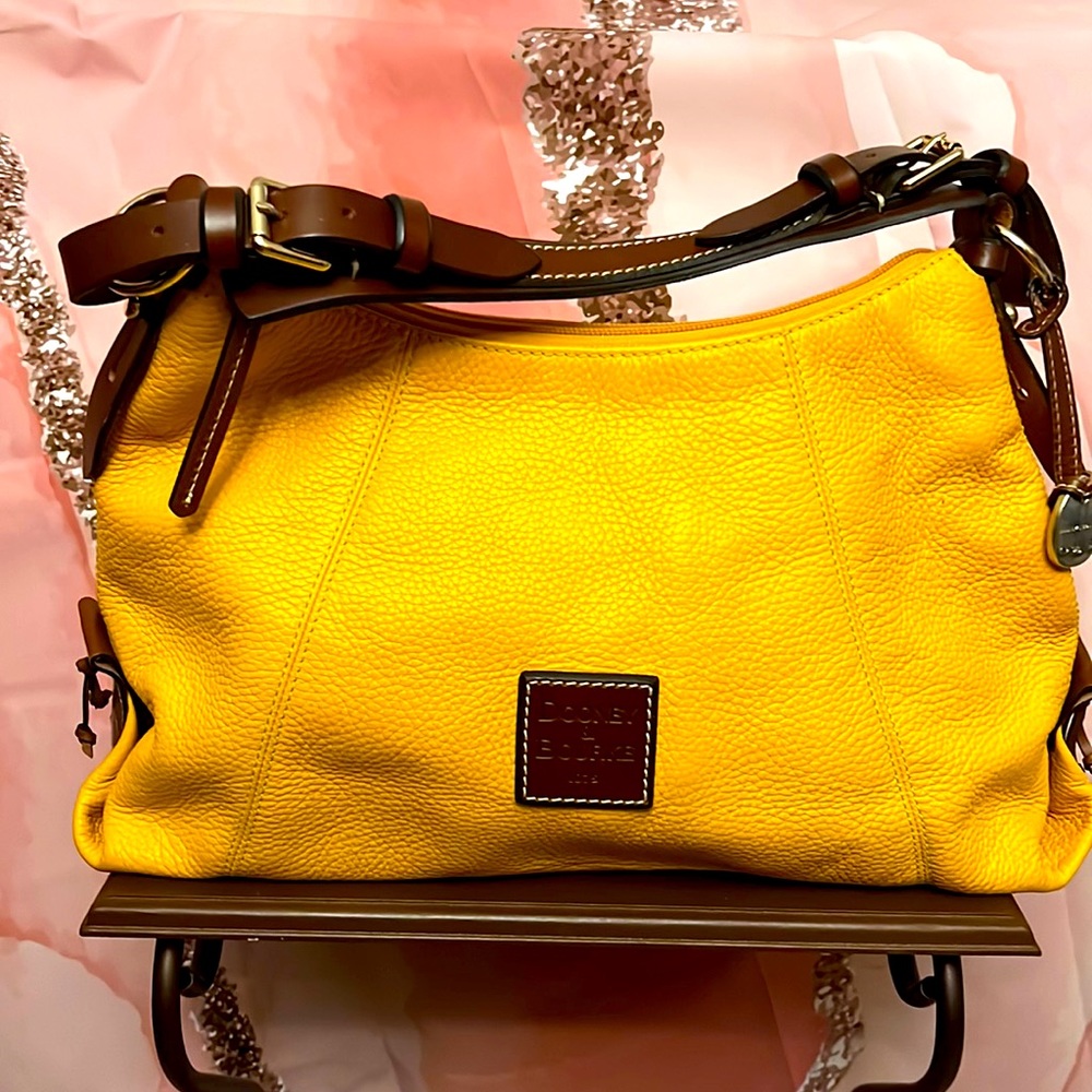 A Dooney & Bourke gorgeous yellow handbag/barely used.